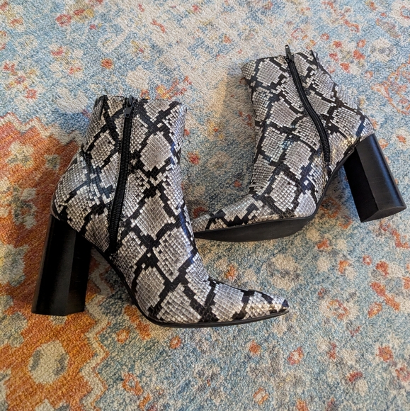 Jeffrey Campbell Women's 8 Raven Snakeskin Heeled Booties Leather Gray Black - Picture 8 of 12